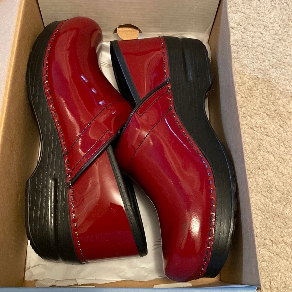 Dansko Patent Shiny Clog size 39.
